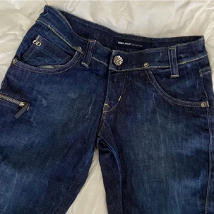 2000-tals low waist jeans - Skulle säga passar någon som är 160-165! Är ungefär från S/M men pga små i storlek!