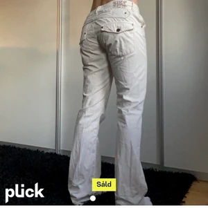 Vita jeans ❤️ - Superfina vita jeans med fina fickor (LÅNADE bilder) köpta här på plick men va tyvärr lite för stora för mig i midjan, jätte bra längd och snygg passform!❤️❤️   PRIS går att diskuteras vid snabbt köp!!