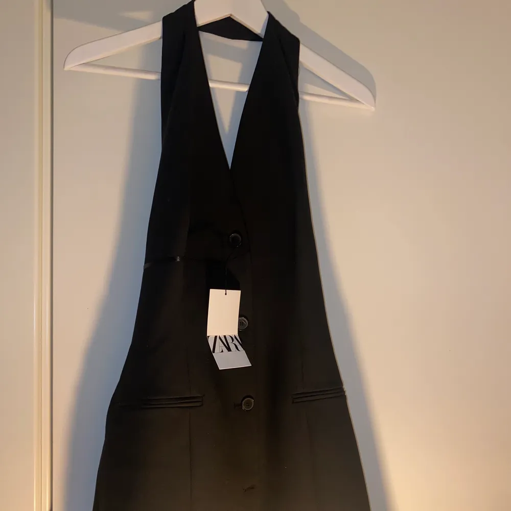 Kostymklänning med halterneck från Zara 💞Jätte fin och helt oanvänd, lappen sitter kvar.  Nypris 600kr . Klänningar.