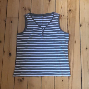 Randigt linne - Vitt och olivfärgat randigt linne, köpt secondhand och har ingen lapp. Jättefin detalj med knappar där fram! Frakt: 48kr inga defekter 