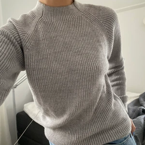 Grå stickad tröja - Stickad tröja från Uniqlo! XS från herravdelningen, så typ som en S för dam. Mycket sparsamt använd! Säljer även en likadan i beige❣️❣️