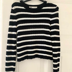 Trendig randig zara topp - Väldigt trendig topp från Zara❤️‍🔥 har ett litet hål men det är inget som syns på, annars är den i bra skick:)