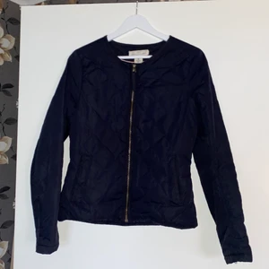 Marinblå jacka - Marinblå jacka från H&M, storlek 36.