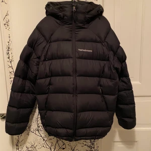 Peak performance jacka dam  - Säljer nu min peak performance jacka i storlek S som känns som en M eller större. Säljer den då den blev för stor för mig. Inga hål eller smuts på jackan. Den är aldrig använd då den var för stor. Hör av er vid intresse eller ifall ni vill ha fler bilder eller undrar över något☺️