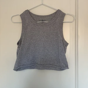 Croppat brandy Melville linne - Jätte fint croppat linne från brandy Melville, har endast använt ett fåtal gånger. 