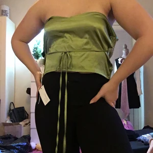 Topp - Perfekt till nyår🥳 Grön siden på framsidan och gröna metalleinglor på baksidan💚