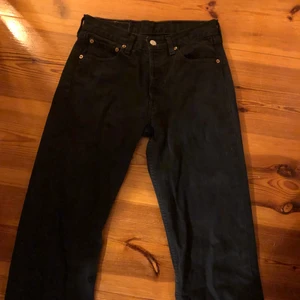 Levis 501 jeans svarta  - Svarta levis 501’s med cropped ben. W28 L34 (men är som sagt avklippta). Från 90 talet. Pris kan diskuteras!