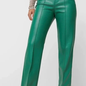 Stradivarius byxor  - Populära Stradivarius byxor i stl 34! Nypris 399 kr. Använda vid 2 tillfällen men har nu köpt ett par likadana men i en mindre storlek då de var lite långa på mig! As snygga och kan skicka bilder på om så önskas:)