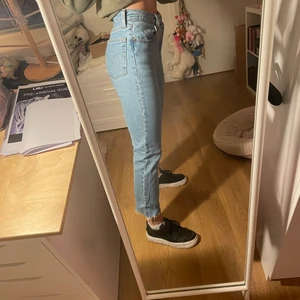 Levis 501 jeans  - Från Levis storlek 25 längd 26. Använda några gånger. Ljus blå. Jag är 164 cm 