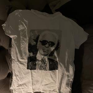 Säljer min t shirt med Karl Lagerfeldt på från mango!