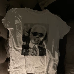 T shirt med Karl Lagerfeldt - Säljer min t shirt med Karl Lagerfeldt på från mango!