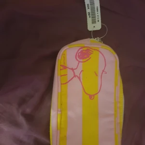 H&m sminkväska  - Säljer min snobben sminkväska inte använd. 40 kr köparen betalar frakt.  