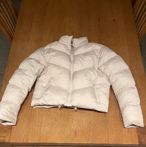 Puffer jacket - Säljer nu min jättesnygga pufferjacket i lite gräddvit färg/beige. Säljer den för att jag vill ha en annan jacka, har använt den kanske 2-3 gånger så den är i princip nyskick! Jag köpte den för 850 kr och säljer den för 450 kr. Den är i storlek 2xs men är ganska oversized så den passar xs, för mer info och bilder skrivdå!