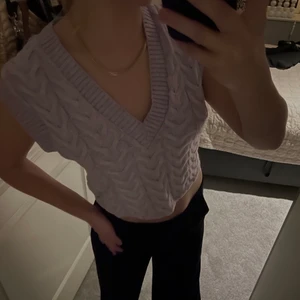 Väst - Säljer nu denna jättesöta stickade väst från zara.💗 väldigt skön i materialet och lite kroppad, knappt använd. Skriv för mer information!