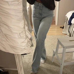 Jeans - Raka jeans från Gina tricot!! Aldrig använda!! De är för långa på mig (är 160 cm) så därför säljer jag de. Nypris är 600kr.