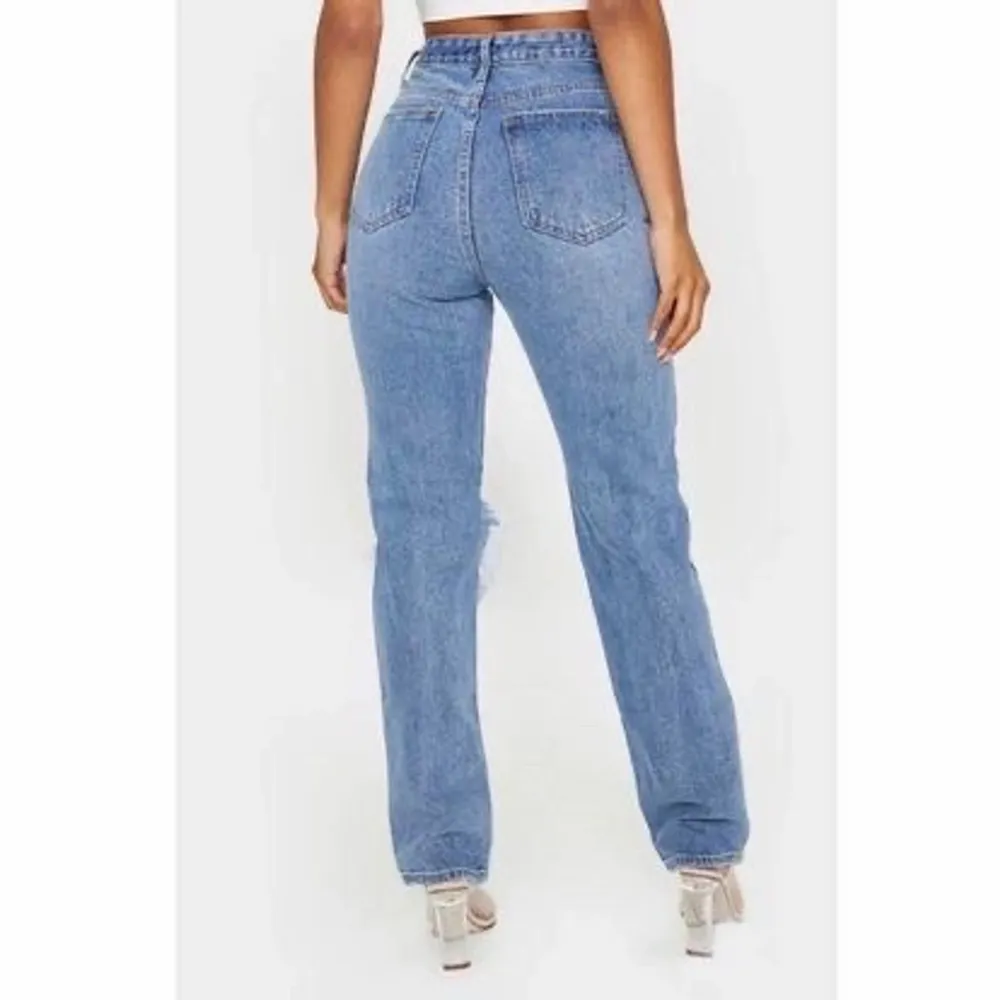 Superfina jeans från Prettylittlething i storlek 38 Petite! Aldrig använd, endast testade. De passar inte mig därav lånad bild. Fraktalternativ kan alltid diskuteras :). Jeans & Byxor.