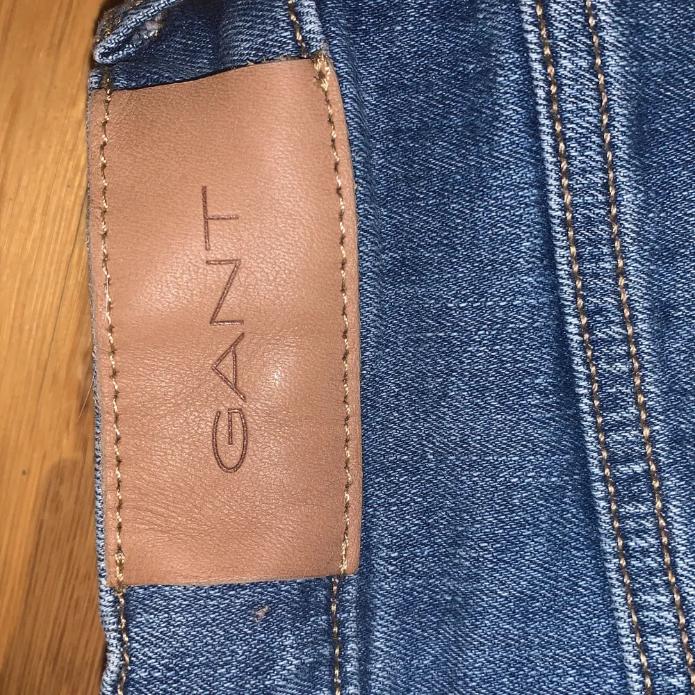 Säljer min superfina Gant jeanskjol då den är lite för liten! Använd endast 2 gånger å är därmed nyskick! Nypris 799kr! Mitt pris 150kr! Kontakta för mer information . Kjolar.