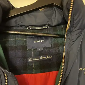 Gant vinterjacka storlek L. Säljer pga köpt en ny jacka. Den är 8/10 i skick. Väldigt varm och bekväm. 