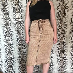 Vintage jeanskjol - Världens finaste vintage jeanskjol  Märke: Rockdream  Storlek: liten M  Pris: 300kr Mått Längd: 71 Bredd längst upp: 35 Bred i mitten: 47 Bredd längst ner: 44 