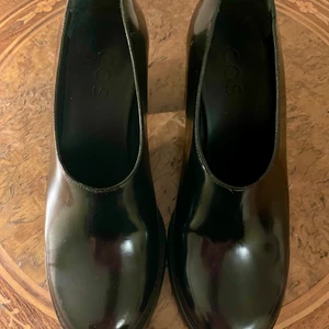 COS lackskor nyskick  - Ursnygga skor som passar både inomhus och ute. Designkönsla med ovanlig form och snygg klack.  Sulan är slät. Jag har använt dem två gånger men de är för stora för mig. Storleken är en normal 38. Nypriset var runt 1600kr. 