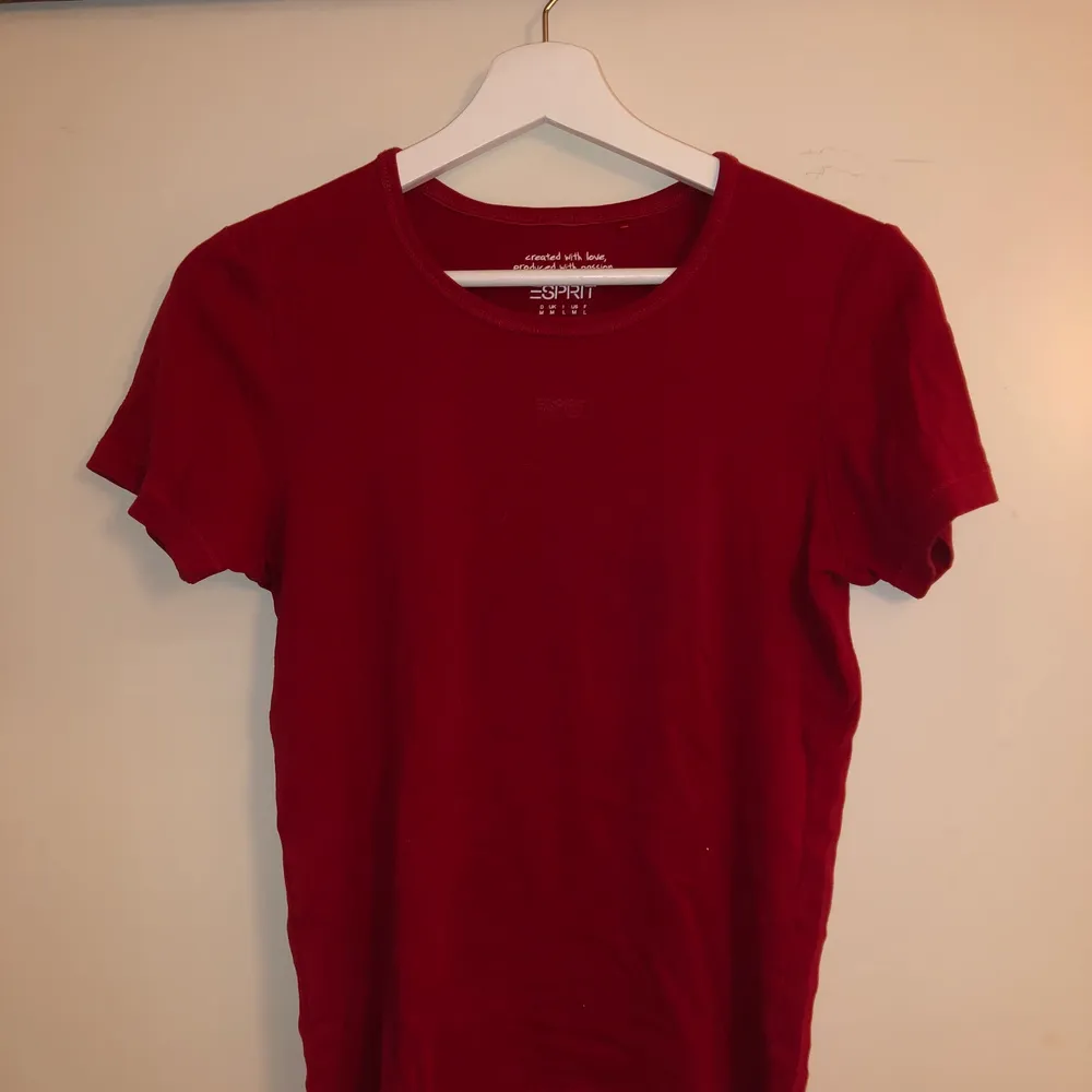 Röd t-shirt från Esprit i strl M. Passar en S/M.. T-shirts.