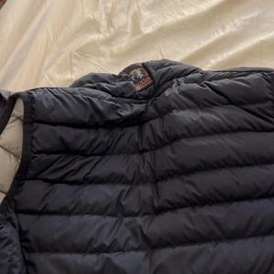 Parajumper väst - Säljer denna snygga västen. Jätte bra skick och använd fåtal gånger 💓