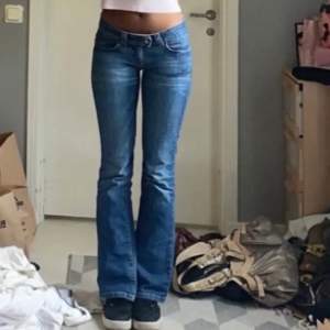 Low waist jeans från Only i storlek 34! Första bilden är lånad,  personen på bilden är 175 cm. Jättefint skick och supertrendiga! ❤️‍🔥