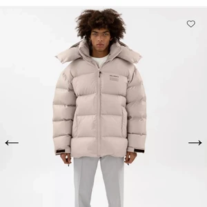 Arigato Neptune jacka - Säljer denna sjukt snygga och varma Axel arigato dunjackan! Perfekta julklappen!🎁 den är använd fåtal gånger, säljer för jag beställde fel storlek! Från förra året. Storlek S, passar S/M. slutsåld överallt!❌ nypris: 5500kr, mitt pris: 3000kr