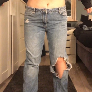 Blå jeance st M - Jag är 153 lång och byxorna passar mig perfekt i längden. Lågmidjade jeance från H&M som inte säljs längre 