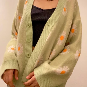 Grön mysigt kofta  - Super mjuk och mysig kofta från Shein, storlek s men sitter oversized. Nypris 279kr, och använd ett fåtal gånger som ny! Frakt tillkommer eller hämtas i Malmö. 