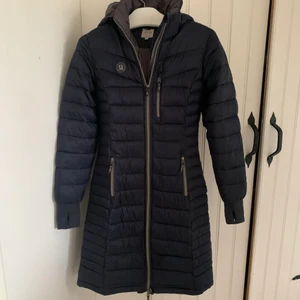 Uhip ridkappa marinblå, strl 34 - Uhip ridkappa marinblå, storlek 34 i nyskick. Använd enbart ett par gånger.