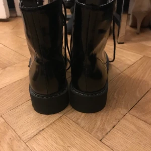Skor/svarta  - Använda 1 gång/ inte så långa storlek 37 från h&m/ 👍🏼 kostar 250kr