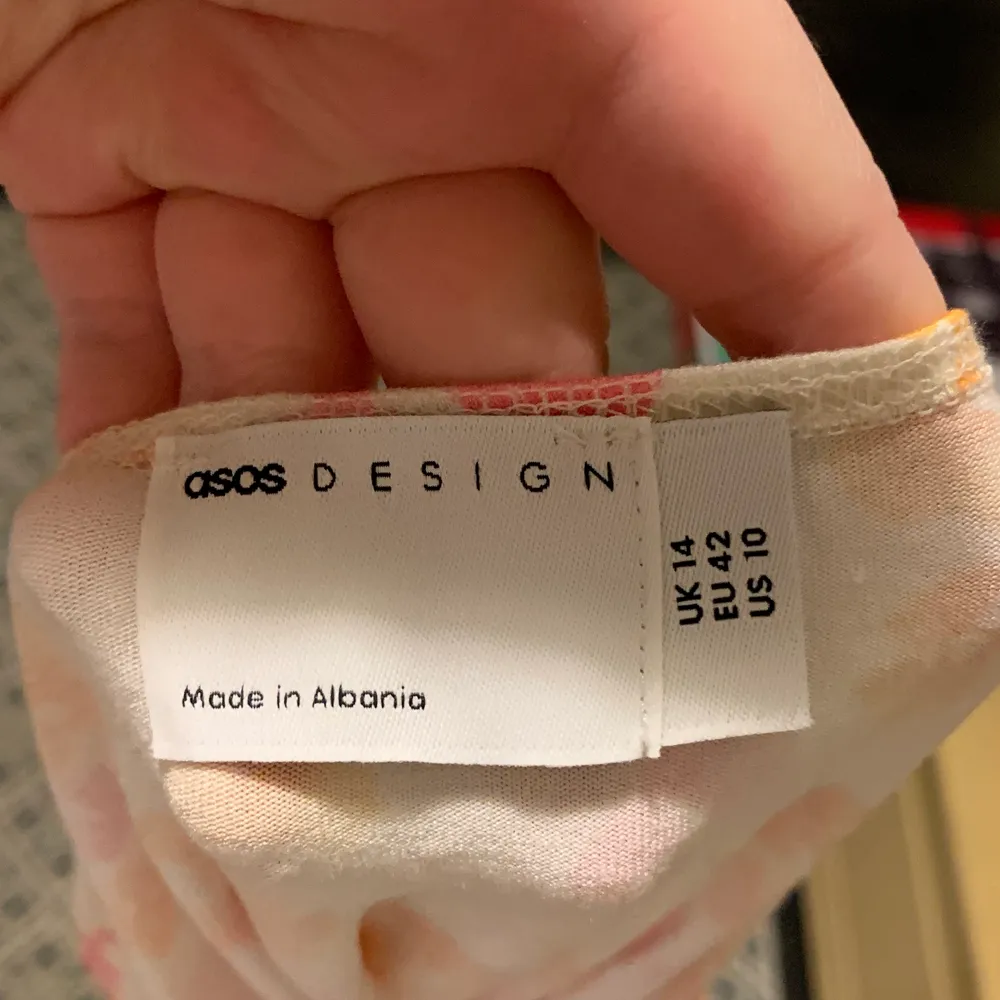 Halterneck klänning från ASOS Design. Man kan knyta banden olika för olika stilar men min favorit är halterneck! Stretchigt material så passar M-XL. Klänningar.