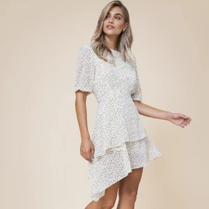 Adoore Asymmetric Dress Lemon - Vit klänning med gula detaljer från Adoore, aldrig använd endast provad! ❤️‍🔥