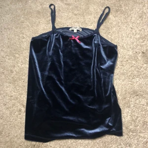 velour linne - urgulligt mörktblått velour linne från hampton republic i storlek 170💕