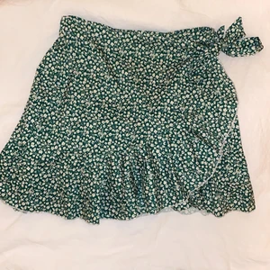 Grön kjol 💚 - supersöt kjol från Shein i storlek M💚💚💚köpare står för frakt!