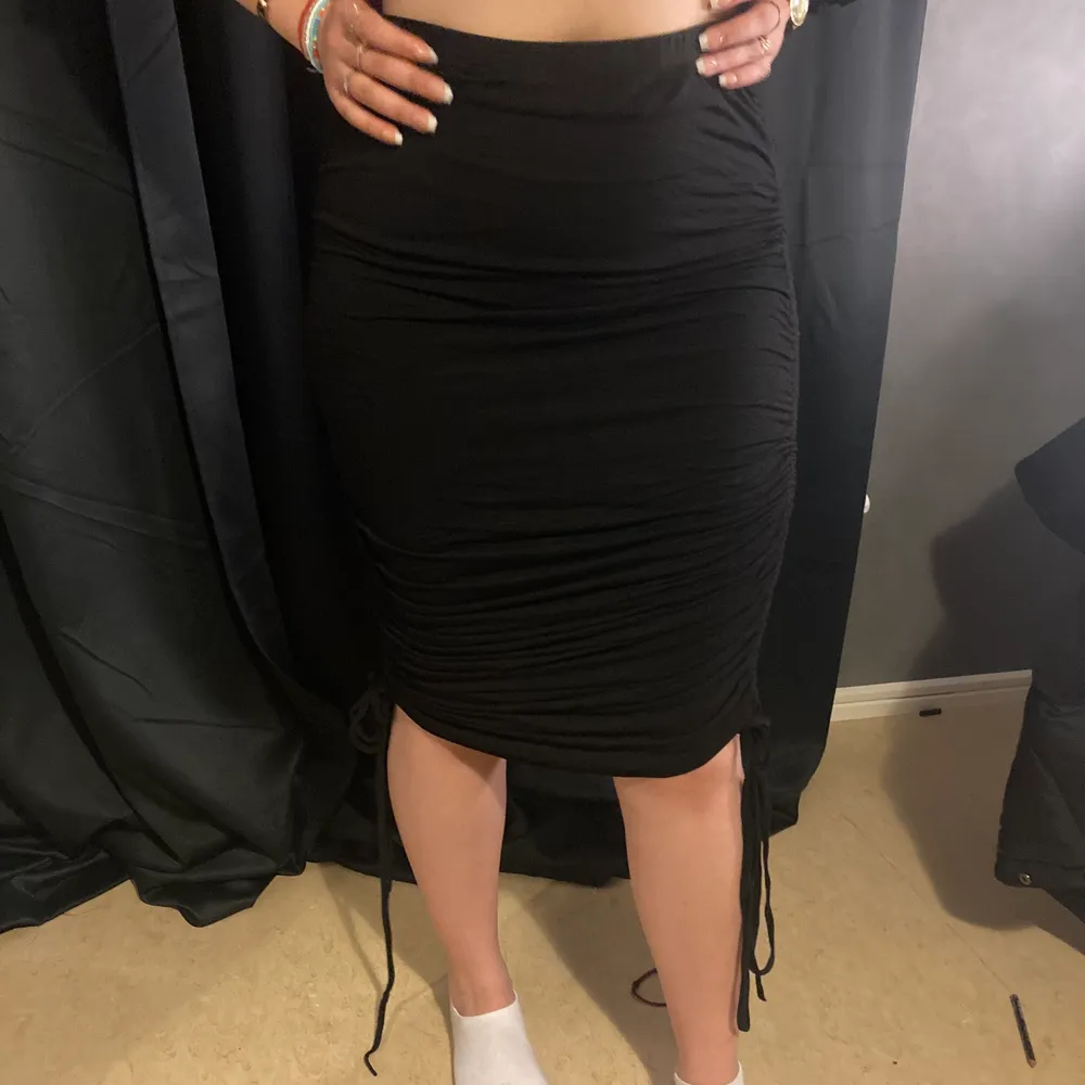 Denna fina kjol kan du både ha kort och lång, modellen använder storlek M men kjolen är i storlek XL och den passar ändå så bra!!!. Kjolar.