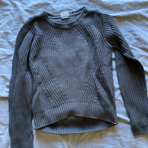Grå stickad tröja - Är en mörk grå stickad tröja svårt att visa den rätta färgen på bild. Köparen står för frakten💞