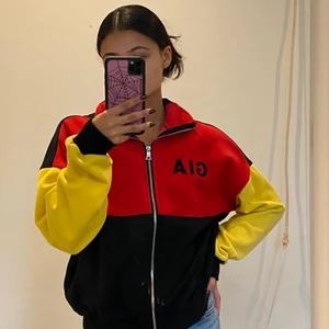I AM GIA Blaster Jacket - Säljer denna tröja med dragkedja från I AM GIA. Kommer inte till användning här, kanske mer hos nån cool! 😜 Superbra skick, använt den ca 3-4 gånger. Storlek är XS, oversize modell så skulle säga att den också passar en S och M! 