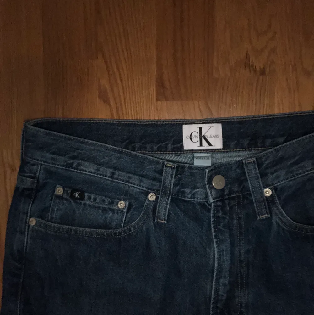 Säljer Calvin Klein byxor i mycket bra skick. Storlek är 31/32 det är även uppsydda hos en skräddare så det är något kortare i benen. . Jeans & Byxor.