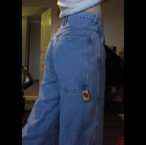 Unif jeans strl 26 - Blå vida jeans från unif i modellen X Jean. De är mellan höga i midjan och långa i benen, jag är typ 167 cm o de nuddar marken för mig. De har dragkedjegylf o väldigt långa fickor. Har aldrig använt för de är för små så dem är i perfekt skick och dem är inte stretchiga. Köpare står för frakten❤️❤️
