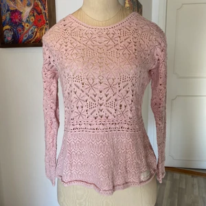 Odd Molly stickad tröja  - Så söt finstickad tröja från Odd Molly med klädda knappar i bak. Mjuk och skön i både kvalitet och färg. Använd enbart ett fåtal gånger eftersom den är lite liten för mig i storlek 0(XS). Skulle aldrig sälja den om den passade. 250kr eller högstbjudande 