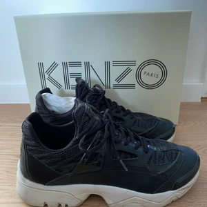 Chunky sneakers från Kenzo - Chunky sneakers från Kenzo. Svarta med vit sula! Använd enstaka ggr därmed jättefint skick! Stl. 41. Nypris ca. 1500kr tror jag, mitt pris 900kr eller accepterar bud! Finns i Kalmar men kan fraktas! Skolåda ingår!