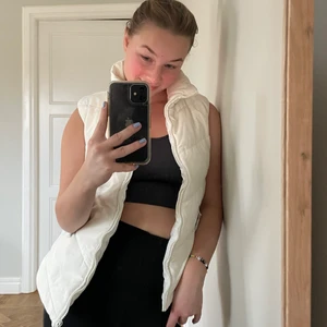 Vit/krämvit dun/fjäder väst - Superfin vit-ish väst, perfekt för lite varmare höstdagar. ”Vintage” och från märket Zoul. Har två fickor på sidorna och sitter bra, både öppen och stängd. 