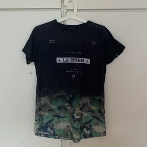 T-shirt - Den här är i ett bra skick. Den här är använd men den har fortfarande bra kvalite. Den passar bra för både tjej kille och annat. Frakten ingår i priset så därför är den lite dyrare.