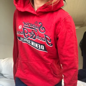 Röd hoodie  - Röd hoodie från barnavdelning. Bra skick. Haft den länge men används aldrig tyvärr. Passar mig som har S.Hör av dig vid frågor! 