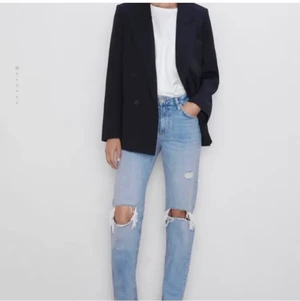 Zara jeans  - Säljer nu dessa jeans från Zara, de är rätt använda men fortfarande väldigt fina. 
