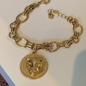 Armband - Gulligt armband från river island, aldrig använt.