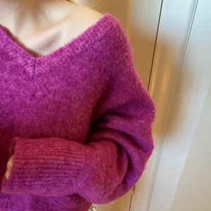 Stor stickad tröja - Stor stickad tröja från bikbok, lång och mysig i ärmarna, inga defekter, ser lite nopprig ut på bilderna men det är den inte, kan skicka fler bilder om så önskas💕💕