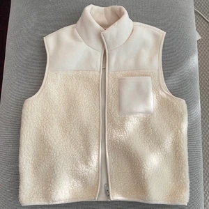 Teddy väst - skönaste teddy västen! köpt för 400kr och bara använd en gång! den är storlek L men liten i storlek så den sitter jätte snyggt på mig som är S/M❤️